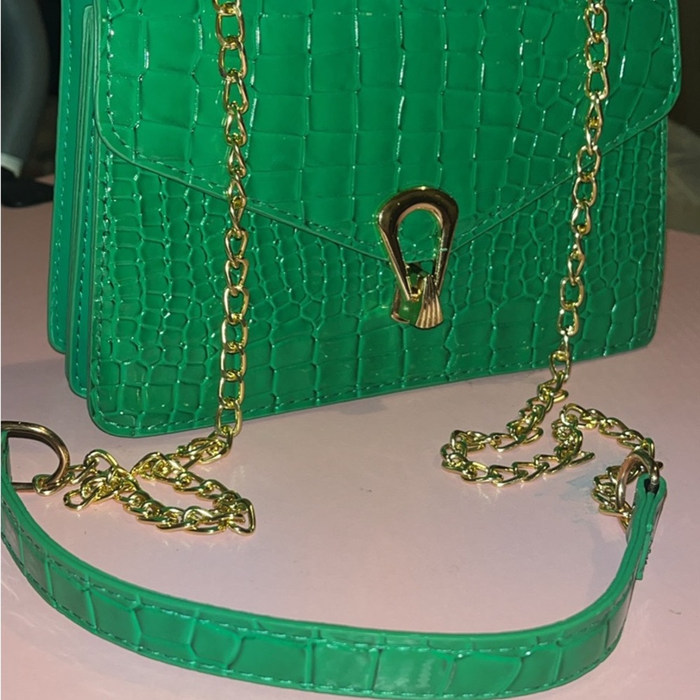 Green Croc-Embossed Crossbody Bag with Gold Chain Strap
